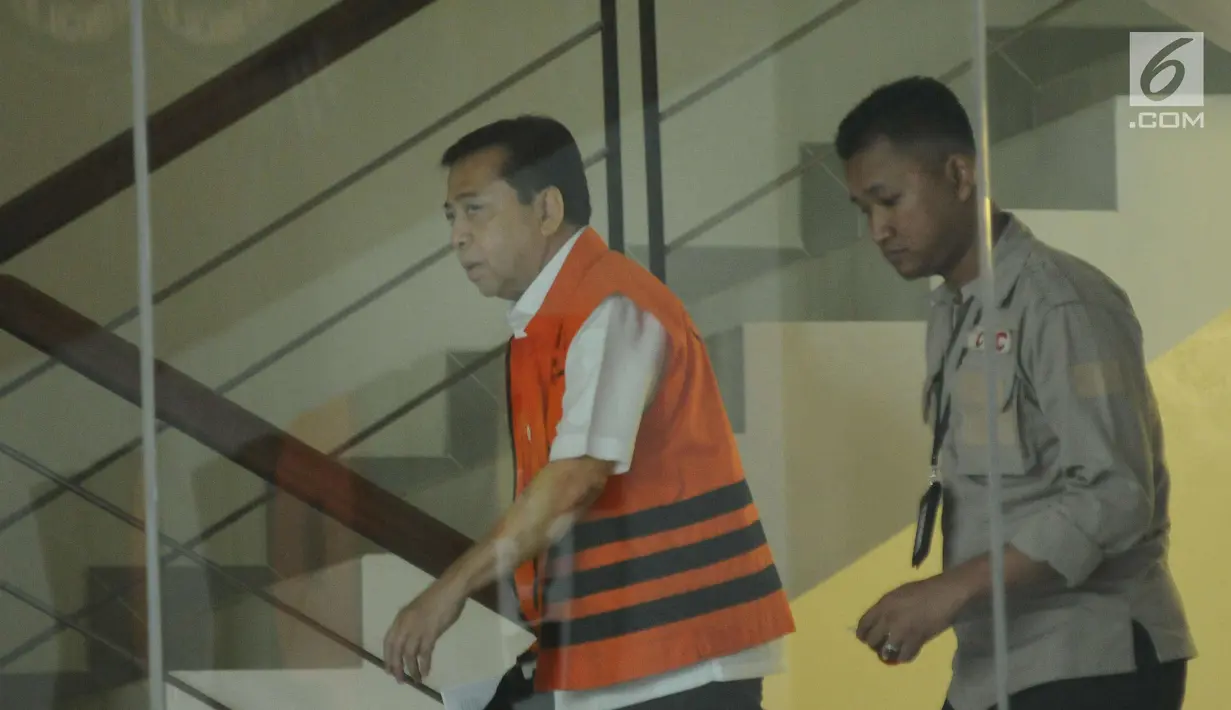 Terdakwa dugaan korupsi e-KTP, Setya Novanto (kiri) menuju ruang pemeriksaan di Gedung KPK, Jakarta, Rabu (10/1). Setya Novanto diperiksa sebagai saksi tersangka dugaan korupsi e-KTP, Anang Sugiana Sudihardjo (ASS). (Liputan6.com/Helmi Fithriansyah)