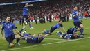 Para pemain Timnas Italia merayakan kemenangan atas Inggris pada laga final Euro 2020 di Stadion Wembley, London, Senin (12/07/2021). (Foto: AP/Andy Rain)
