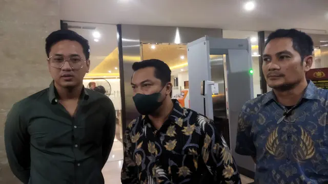 Penyanyi Chris Ryan mendatangi Mabes Polri bersama pengacaranya