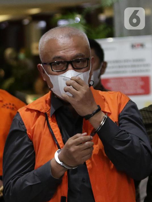 Mantan Bupati Buru Selatan, Tagop Sudarsono Soulisa usai rilis penahanan tersangka di Gedung KPK, Jakarta, Rabu (26/1/2022). Tagop S S ditetapkan sebagai tersangka suap, gratifikasi, dan TPPU terkait pengadaan barang jasa di Kab Buru Selatan tahun 2011-2016. (Liputan6.com/Helmi Fithriansyah)