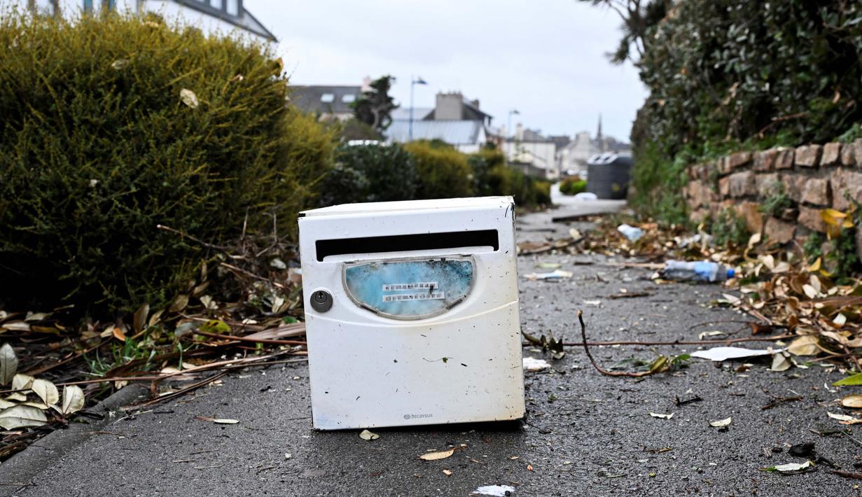 Sebuah kotak surat tergeletak di jalan di Porspoder, Prancis Barat, saat badai Ciaran menghantam wilayah tersebut, pada tanggal 2 November 2023. (DAMIEN MEYER/AFP)