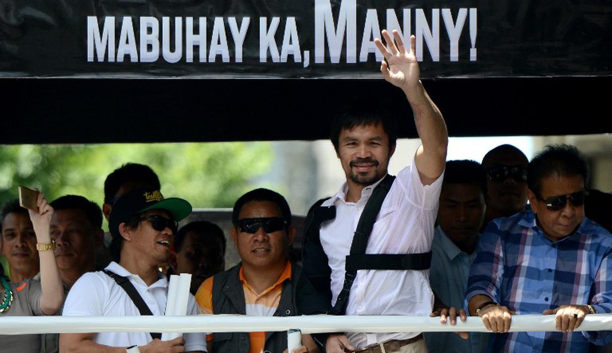 Manny Pacquiao tampil dengan penyangga bahu kanan. (AFP PHOTO/NOEL CELIS)