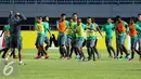 Pemain Timnas Indonesia melakukan pemanasan saat latihan jelang laga pertama semifinal Piala AFF 2016 di Stadion Pakansari, Bogor (2/12). Indonesia akan berlaga melawan Vietnam pada Sabtu (3/12). (Liputan6.com/Helmi Fithriansyah)