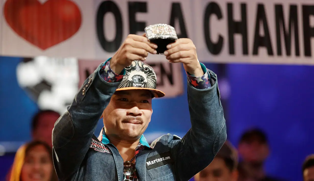 Qui Nguyen asal Amerika menunjukan medalinya setelah memenangkakn Kompetisi Poker Dunia di Las Vegas, AS (2/11). Kompetisi Poker Dunia ini berhadiah sebesar 8 juta dollar. (AP/John Locher)