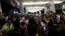 <p>Mantan pelatih Timnas Indonesia, Shin Tae-yong disambut oleh sejumlah suporter dan masyarakat saat kembali ke negaranya melalui terminal 3 Bandara Soekarno-Hatta, Tangerang, Banten, Minggu (26/01/2025). (Bola.com/Bagaskara Lazuardi)</p>