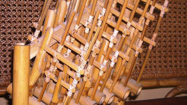 Ilustrasi alat musik tradisional angklung
