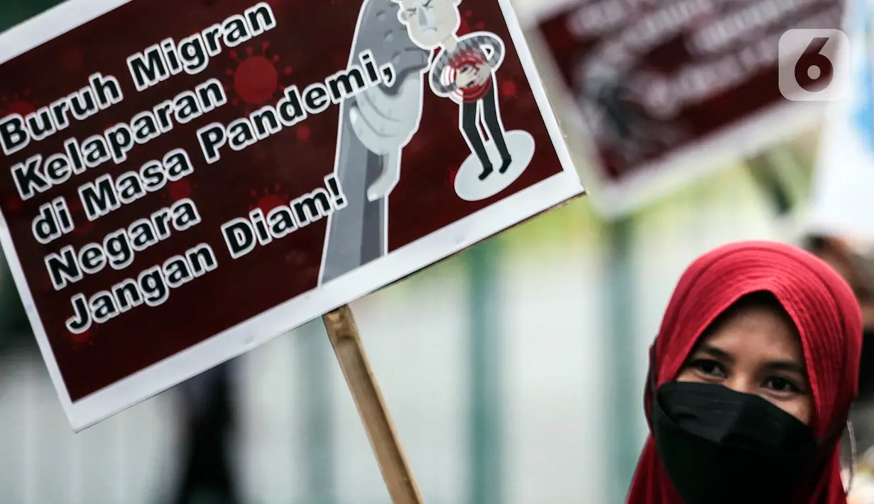 Aktivis yang tergabung dalam Serikat Buruh Migran Indonesia (SBMI) melakukan aksi damai di Kawasan Monas, Jakarta Pusat, Minggu (13/3/2022). Aksi yang diikuti oleh para pekerja perempuan dan mahasiswa ini dilakukan untuk memperingati hari Perempuan Sedunia. (Liputan6.com/Johan Tallo)