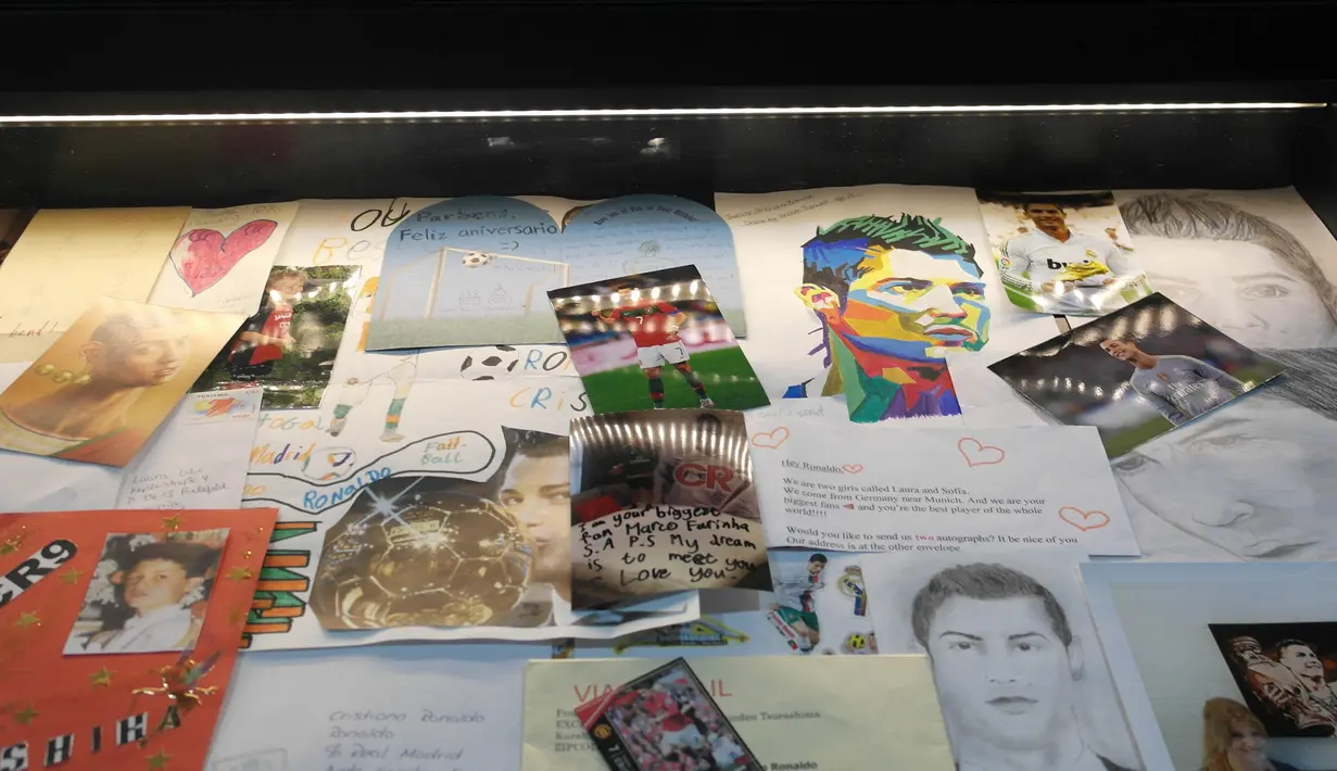 Surat dari fans Cristiano Ronaldo juga mendapat tempat di Museum CR 7. Museum ini terdapat di Kota Funchal, tempat Ronaldo lahir dan tunbuh besar. (Bola.com/Reza Khomaini)
