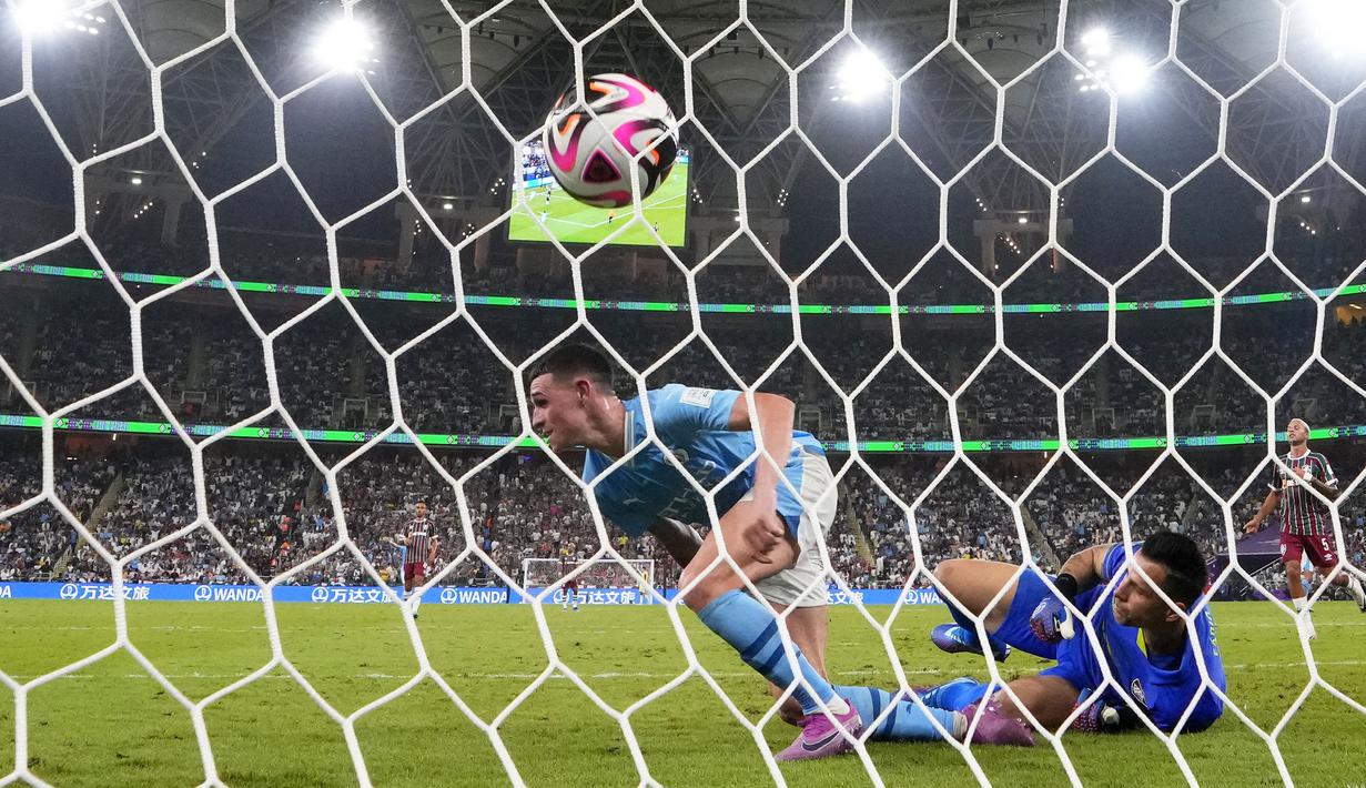 Pemain Manchester City, Phil Foden mencetak gol ketiga timnya ke gawang Fluminense pada laga final Piala Dunia Antarklub 2023 di King Abdullah Sports City, Jeddah, Arab Saudi, Sabtu (23/12/2023) dini hari WIB. (AFP/Giuseppe Cacace)