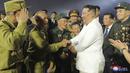 Pemimpin Korea Utara Kim Jong-un (ketiga kanan) berjabat tangan dengan veteran perang saat upacara untuk menandai peringatan ke-69 tahun penandatanganan gencatan senjata yang mengakhiri pertempuran dalam Perang Korea di Pyongyang, Korea Utara, 27 Juli 2022. Konferensi Nasional Veteran Perang ke-8 berlangsung di Pyongyang pada hari sebelumnya. (Korean Central News Agency/Korea News Service via AP)