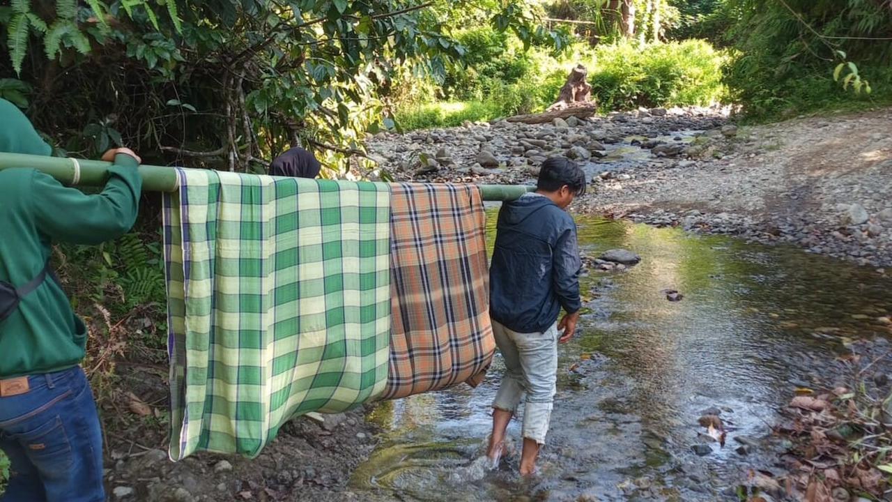 4 Jam Ditandu Pakai Sarung, Perjuangan Warga Mamasa ke Puskesmas Demi Perawatan
