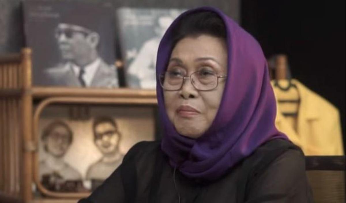 Amelia yang pada saat itu masih kecil menangis melihat ibunya harus berjualan untuk memenuhi kebutuhan, tapi Ibu Yayu meyakinkan bahwa berjualan itu mulia. “Yang penting ibu tidak mencuri, biarlah ibu membanting tulang, kepala menjadi kaki, kaki menjadi