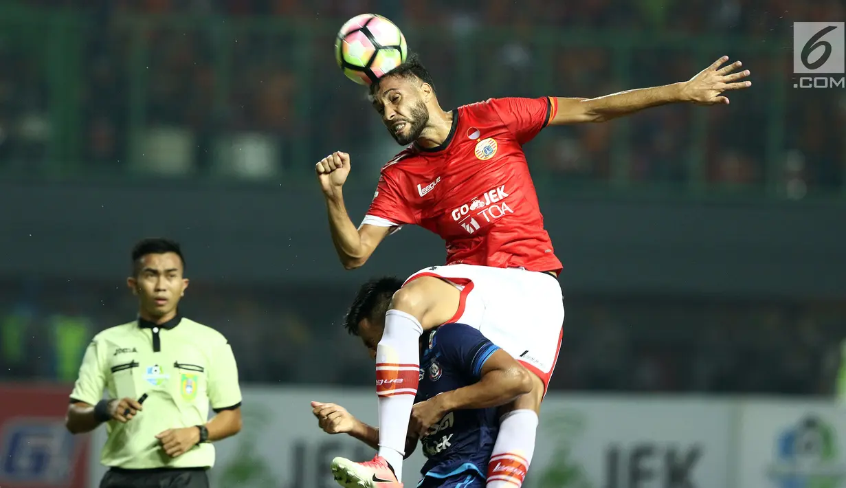  Bek Persija, Willian Pachecho menghalau bola atas saat laga melawan Arema FC dilanjutan Liga 1 Indonesia di Stadion Patriot Candrabhaga, Bekasi, Jumat (2/6). Persija unggul 2-0 atas Arema FC. (Liputan6.com/Helmi Fithriansyah)