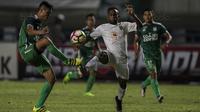 Striker Persebaya, Ricky Kayame, berebut bola dengan bek PSMS, Roni Fatahillah, pada laga final di Stadion GBLA, Bandung, Selasa (28/11/2017). Persebaya menang 3-2 atas PSMS. (Bola.com/Vitalis Yogi Trisna)