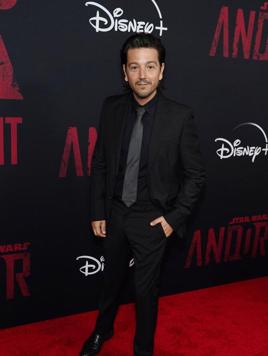 <p>Diego Luna dalam premier Andor di LA. (AP Photo/Chris Pizzello)</p>