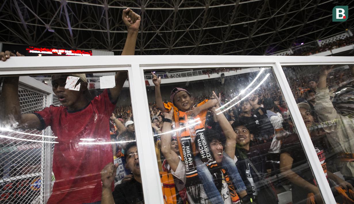 Suporter Persija Jakarta, The Jakmania, memberikan dukungan saat melawan Johor Darul Ta'zim pada laga Piala AFC di SUGBK, Jakarta, Selasa (10/4/2018). Persija menang 4-0 atas JDT. (Bola.com/Vitalis Yogi Trisna)