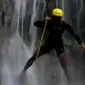 Bukan saja kaum pria, olahraga canyoning juga ditekuni kaum perempuan.