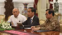 Presiden Joko Widodo (Jokowi) bertemu CEO Bukalapak, Achmad Zaky di Istana Merdeka, Sabtu (16/2). Turut mendampingi Jokowi dalam pertemuan itu Sekretaris Kabinet Pramono Anung dan Koordinator Staf Khusus Presiden Teten Masduki. (Liputan6.com/Angga Yuniar)
