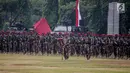 Mayor Jenderal TNI I Nyoman Cantiasa bersama para prajurit saat mengikuti upacara peringatan ulang tahun ke-67 Komando Pasukan Khusus (Kopassus) di Markas Kopassus, Cijantung, Jakarta, Rabu (24/4). (Liputan6.com/Faizal Fanani)