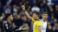 Striker Paris Saint-Germain Neymar (kiri) mendapat kartu kuning pada leg pertama 16 besar Liga Champions melawan Real Madrid. (AP/Francesco Seco)