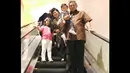 SBY dan Ibu Ani Yudhoyono tampak sedang menghabiskan waktu keluarganya bersama cucu-cucunya pada bulan Mei 2014 lalu (Istimewa/Instagram@aniyudhoyono)