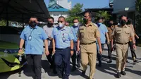 Wali Kota Makassar, Danny Pomanto bersama direksi Perumda Air Minum Makassar (Liputan6.com/Fauzan)