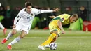 Pemain Italia Federico Chiesa (kiri) memperebutkan bola dengan pemain Lithuania Domantas Simkus pada pertandingan Grup C kualifikasi Piala Dunia 2022 di Stadion LFF, Vilnius, Lithuania, Rabu (31/3/2021). Italia menang 2-0. (AP Photo/Mindaugas Kulbis)