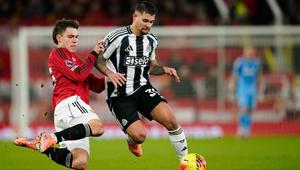 Manuel Ugarte dari Manchester United, kiri, berebut bola dengan Bruno Guimaraes dari Newcastle selama pertandingan Liga Inggris antara Manchester United dan Newcastle di Manchester, Inggris, Sabtu (27-12-2025) dini hari WIB. (AP Photo/Dave Thompson)