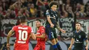 <p>Pemain depan Bayer Leverkusen Patrik Schick (tengah kiri) dan bek Atletico Madrid Axel Witsel (tengah kanan) berebut bola dalam matchday kedua Grup B Liga Champions di BayArena, Rabu (14/9/2022) dini hari WIB. Bertandang ke markas Bayer Leverkusen, Atletico Madrid tumbang dengan skor 0-2. (Photo by Sascha Schuermann / AFP)</p>