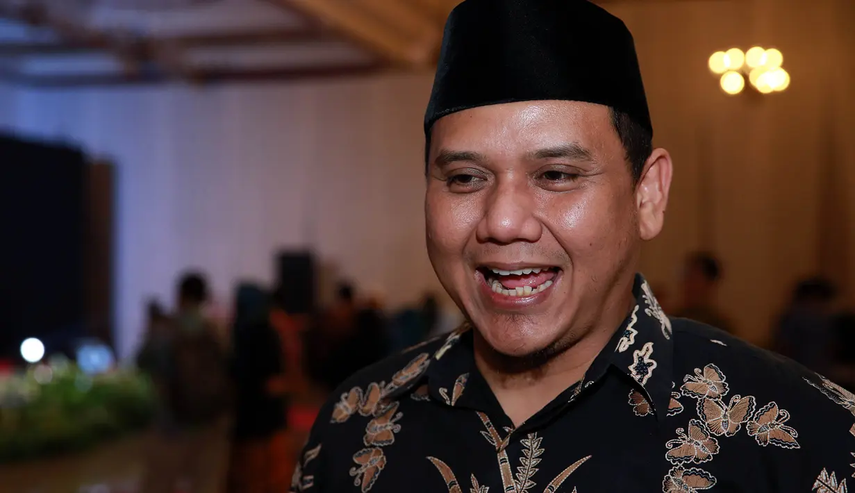 Fadly menambahkan seandainya dirinya tidak menjadi penyanyi, ia akan menjadi relawan. Itu yang menjadi mimpinya sejak kecil. (Deki Prayoga/Bintang.com)
