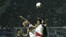 Bek Persita Tangerang, Hamka Hamzah, berusaha menyundul bola saat melawan Persikabo pada laga Shopee Liga 1 2020 di Stadion Pakansari, Bogor, Minggu (15/3). Persikabo menang 3-1 atas Persita. (Bola.com/Yoppy Renato)