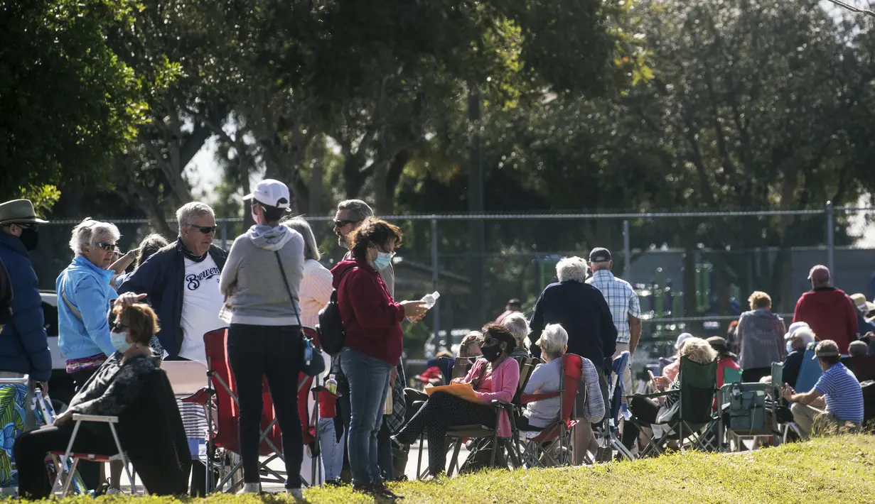 Antrean ratusan orang untuk mendapatkan dosis pertama vaksin COVID-19 di STARS Complex, Florida pada 29 Desember 2020. Warga Florida lansia antre berjam-jam untuk mendapatkan satu dari 300 dosis vaksin COVID-19 Moderna di salah satu dari tujuh lokasi vaksinasi. (Andrew West /The News-Press via AP)