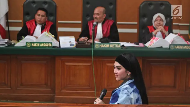 Syahrini Kegerahan di Sidang First Travel