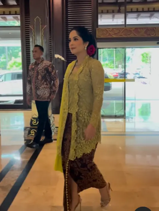 Annisa Pohan pancarkan pesona khas perempuan Jawa dengan kebaya kutubaru dan kain batik lilit. Tatanan rambut sanggul tekuk bikin ia terlihat seperti perempuan ningrat [@annisayudhoyono]