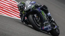 Pembalap Monster Energy, Maverick Vinales saat latihan bebas pertama (FP1) MotoGP Malaysia di Sirkuit Sepang, Jumat (1/11/2019). Maverick Vinales berada di posisi ketiga pada FP1 MotoGP Malaysia. (Mohd RASFAN/AFP)