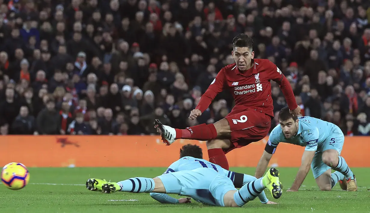 Striker Liverpool, Roberto Firmino, melepaskan tendangan saat melawan Arsenal pada laga Premier League di Stadion Anfield, Liverpool, Sabtu (29/12). Liverpool menang 5-1 atas Arsenal. (APPeter Byrne)