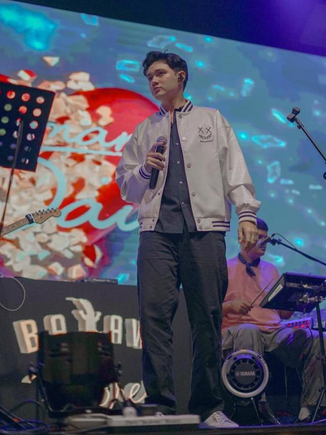 Nyoman Paul Menangi Penghargaan Pendatang Baru Terbaik di AMI Awards 2024 (credit: https://www.instagram.com/manpaularo/).