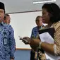 Dirjen Imigrasi, Ronny Sompie (kiri), saat diwawancarai awak media terkait Imigran di Kementerian Hukum dan Ham, Jakarta, Jumat (28/10). (Liputan6.com/JohanTallo)