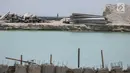 Seorang pekerja melintas di tengah proyek pembangunan dermaga di Pulau Pramuka, Kepulauan Seribu, Jakarta, Rabu (28/11). Proyek pembangunan dermaga yang sudah dimulai sejak tahun lalu itu terus dikebut pengerjaannya. (Liputan6.com/Faizal Fanani)