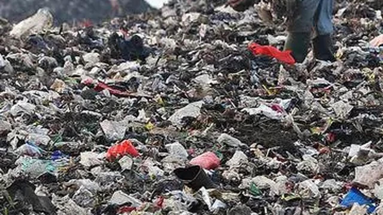 Sisi Lain Gunung Sampah Bantar Gebang, Ternyata di Atasnya Ada Warung Makanan Laris Manis Walau Dipenuhi Lalat