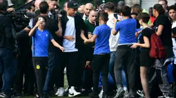 Bintang Prancis, Kylian Mbappe, menyapa fans saat mengunjungi markas AS Bondy di Paris, Rabu (17/10). Kunjungan ke klub pertamanya ini dilakukan setelah dirinya meraih gelar Piala Dunia 2018. (AFP/Anne-Christine Poujoulat)