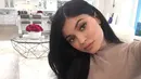 Makeup tebal dan selalu tampil seksi, Kylie Jenner sendiri baru berusia 20 tahun di bulan Agustus ini. (instagram/kyliejenne)