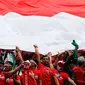 Suporter Timnas Indonesia U-22 membentangkan bendera merah putih saat menyaksikan pertandingan melawan Thailand di SEA Games 2017 di Shah Alam, Malaysia (15/8). Indonesia dan Thailand bermain imbang 1-1. (AP Photo / Vincent Thian)