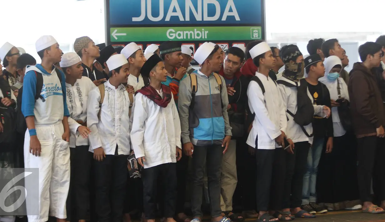Sejumlah peserta Aksi Damai 112 menunggu datangnya kereta commuter line di Stasiun Juanda, Jakarta, Sabtu (11/2). (Liputan6.com/Immanuel Antonius)