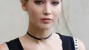 Ekspresi Jennifer Lawrence saat berpose dalam sesi foto jelang menghadiri peragaan busana koleksi Christian Dior dalam Paris Fashion Week 2017 di Paris, Prancis, (30/9). AFP Photo/Patrick Kovarik)
