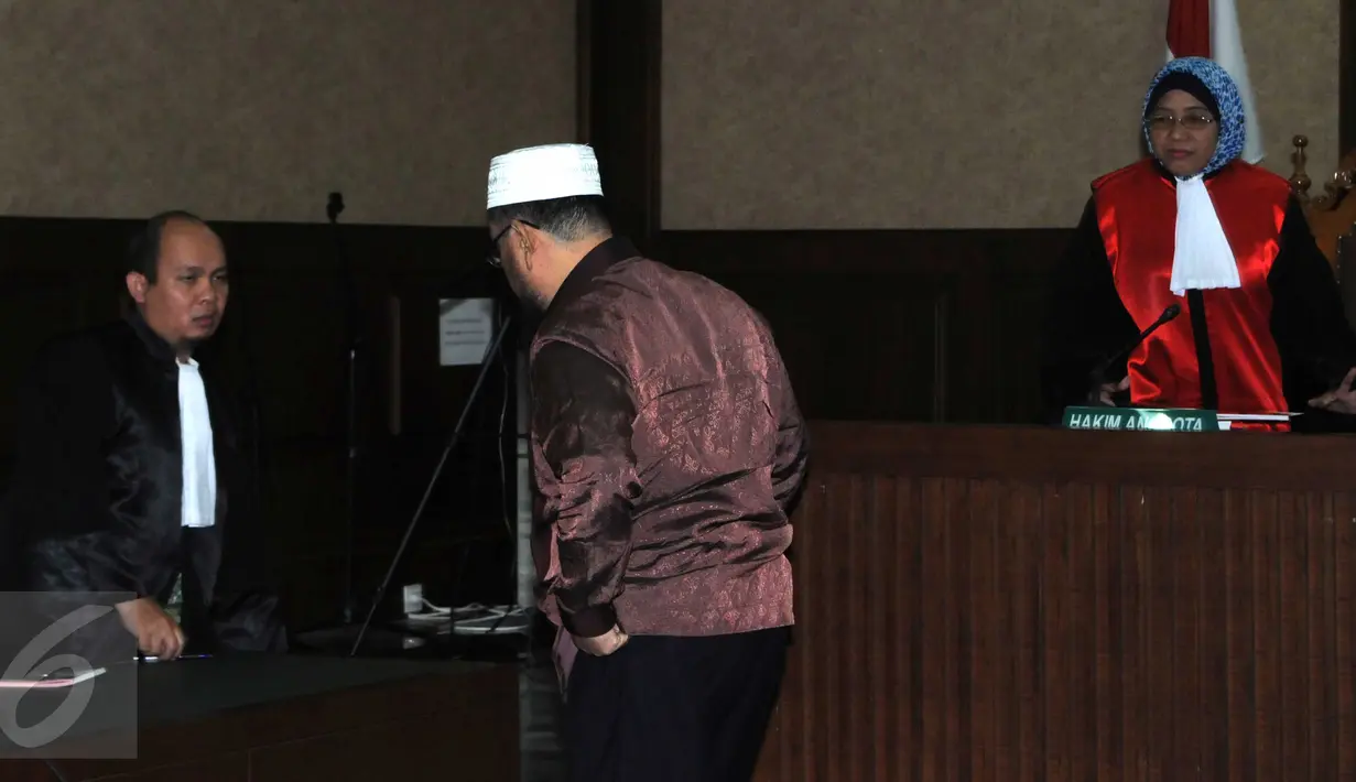 Wakil Ketua Dewan Perwakilan Daerah Sumatera Utara, Kamaluddin Harahap saat menjalani sidang putusan di pengadilan Tipikor, Jakarta, (8/6). Kamaluddin juga dikenakan denda Rp200 juta subsidair 3 bulan penjara. (Liputan6.com/Helmi Afandi)