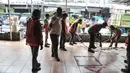 Petugas gabungan dari Pemerintah Kota Administrasi Jakarta Utara saat membongkar bangunan ruko yang melanggar izin di Jalan Pluit Karang Niaga, Penjaringan, Jakarta Utara, Rabu (24/5/2023). (merdeka.com/Iqbal S.Nugroho)