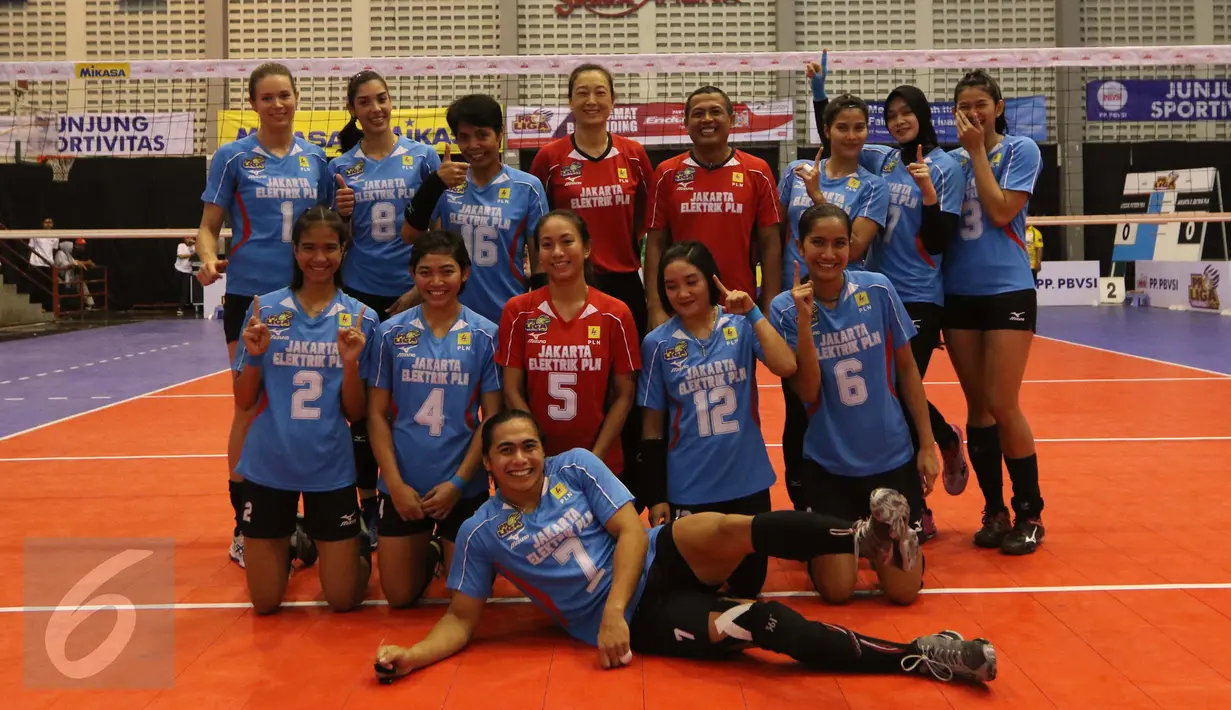 Tim voli putri Jakarta Elektrik PLN melakukan foto bersama sebelum bertanding melawan Gresik Petrokimia pada pertandingan Final Four Putaran Pertama Proliga 2017 di Gor Sritex Arena, Solo, Jawa Tengah, Sabtu (8/4). (Liputan6.com/Gempur M. Surya)