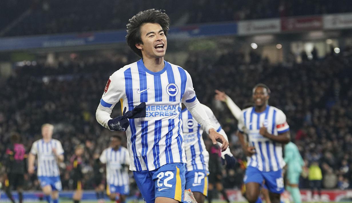 Pemain Brighton, Kaoru Mitoma merayakan gol ke gawang Chelsea dalam laga putaran keempat Piala FA 2024/2025 di Amex stadium, Brighton, Inggris, Minggu (09/02/2025) dini hari WIB. (AP Photo/PA/Gareth Fuller)