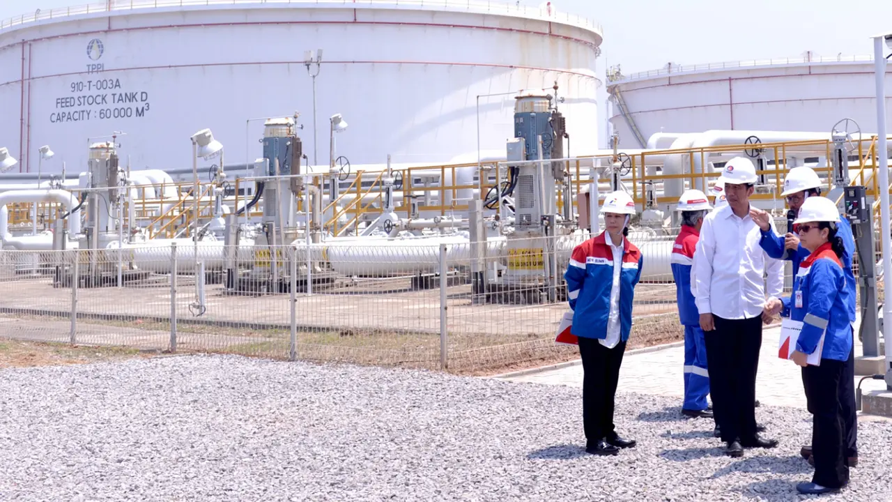 20151111- Jokowi Tinjau PT Trans Pacific Petrochemical Indotama (TPPI)-Jatim- Cahyo Setpres